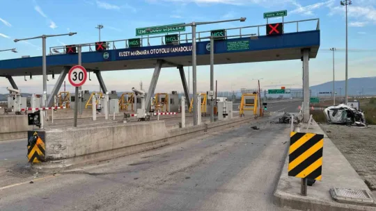 Gişeye çarpıp taklalar atan otomobilin motoru fırladı: 1 ölü