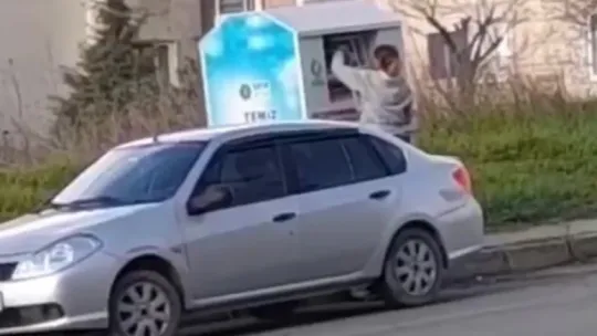 Görenler gözlerine inanamadı! Giysi kumbarasından bakın ne çıktı