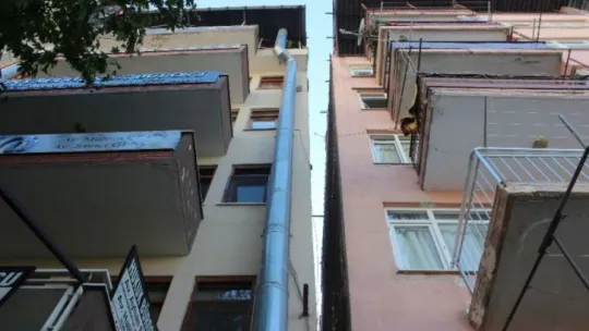 Gölcük Depreminin merkez üssündeki yamuk binalar korkutuyor