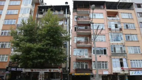 Gölcük Depreminin merkez üssündeki yamuk binalar korkutuyor