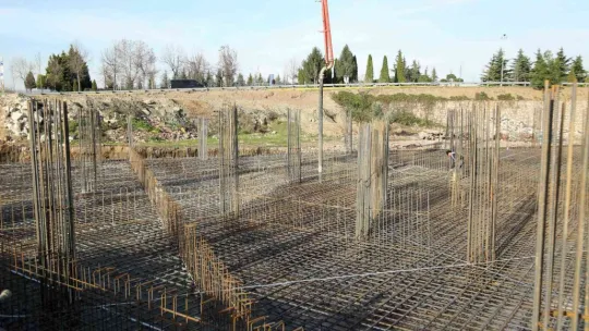 Gölcük'e yapılan yeni terminalin temel betonu atılıyor