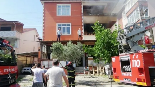 Gölcük'te 3 katlı binada çıkan yangın çıktı!