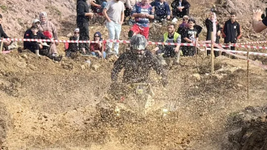 ATV tutkunları zorlu parkurda mücadele etti