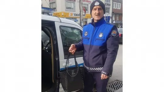 Gölcük'te içi para dolu çantayı sahibine teslim etti!