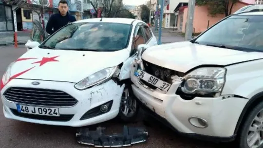 Gölcük'te iki otomobil birbirine girdi!