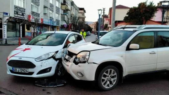 Gölcük'te iki otomobil birbirine girdi!