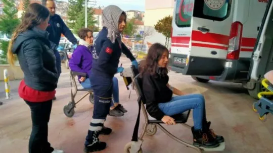 Gölcük'te iki otomobil birbirine girdi!