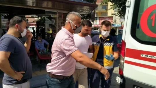Gölcük'te lastiği patlayan otomobil çay ocağına daldı!