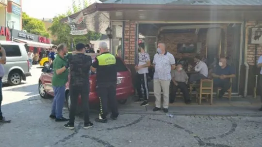 Gölcük'te lastiği patlayan otomobil çay ocağına daldı!