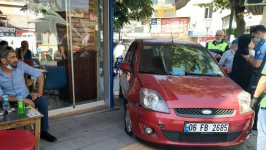 Gölcük'te lastiği patlayan otomobil çay ocağına daldı!