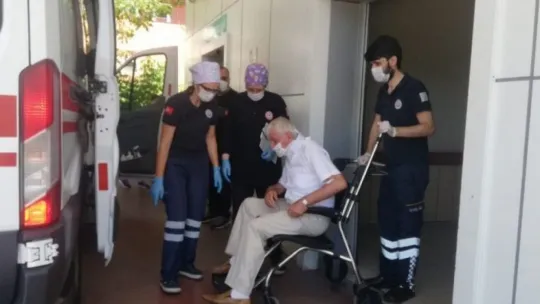 Gölcük'te otomobilin çarptığı vatandaş yaralandı!