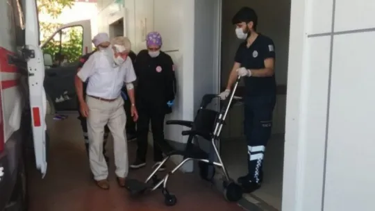 Gölcük'te otomobilin çarptığı vatandaş yaralandı!