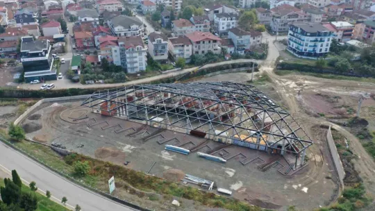 Gölcük terminalinde çatı imalatı sürüyor