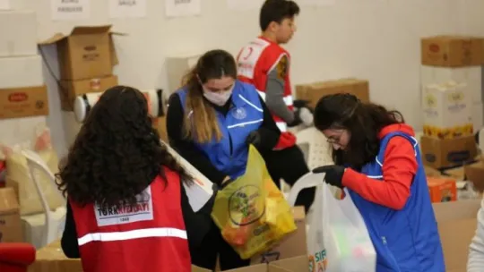 Gölcüklüler depremzedelere yardım için yarışıyor