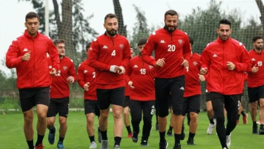 Gölcükspor Antalya kampında top başı yaptı
