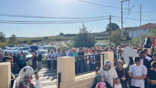 Babaanne ve 2 torunu son yolculuğuna uğurlandı