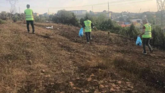 Yanan ormanlık alandaki çöpleri topladılar