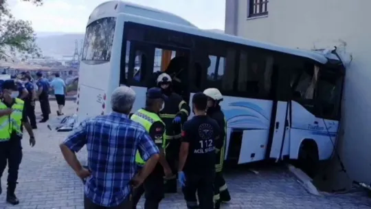 Görevden dönen jandarma ekibi kaza yaptı: 1'i ağır 8 yaralı