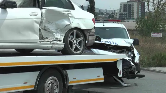 Göreve giden polis ekibi kaza yaptı