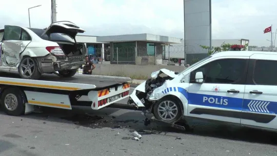 Göreve giden polis ekibi kaza yaptı