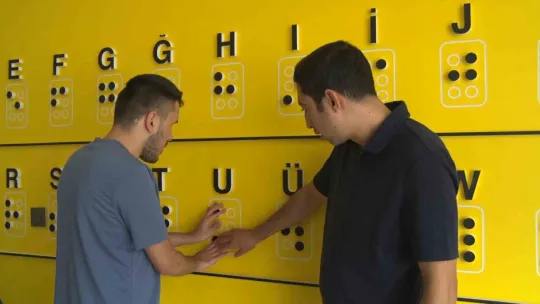 Görme engelli eğitmen öğrencilerine 'bağımsızlığı' hediye ediyor