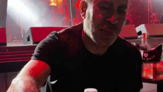 Gözlüğü Haluk Levent'e kaptırdı, hayranlarını eliyle besledi