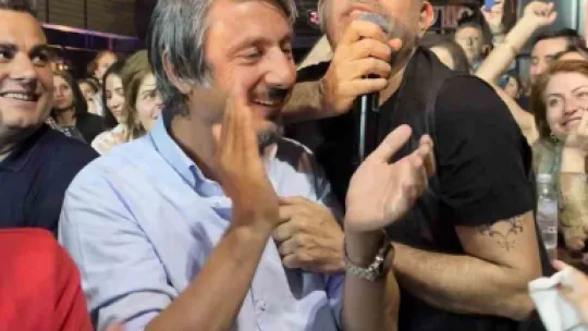 Gözlüğü Haluk Levent'e kaptırdı, hayranlarını eliyle besledi