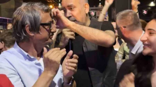 Gözlüğü Haluk Levent'e kaptırdı, hayranlarını eliyle besledi