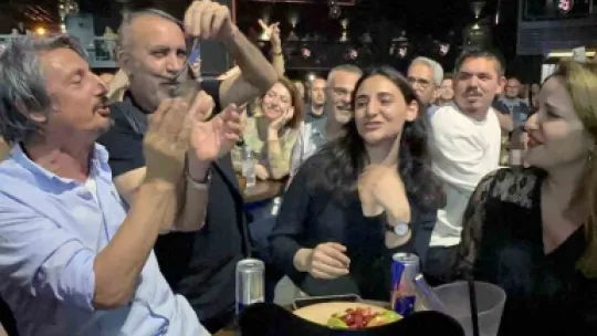 Gözlüğü Haluk Levent'e kaptırdı, hayranlarını eliyle besledi