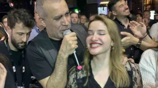 Gözlüğü Haluk Levent'e kaptırdı, hayranlarını eliyle besledi