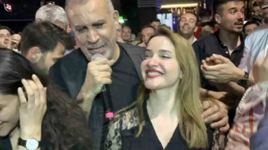 Gözlüğü Haluk Levent'e kaptırdı, hayranlarını eliyle besledi