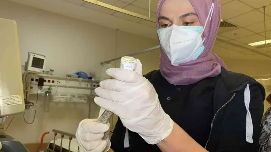 Gözleri döndü! Hastanede tekmeli yumruklu saldırı!