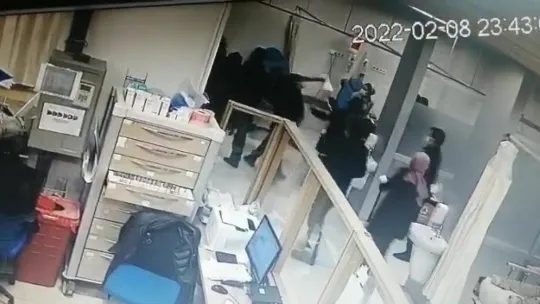 Gözleri döndü! Hastanede tekmeli yumruklu saldırı!