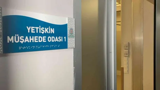 Gözleri döndü! Hastanede tekmeli yumruklu saldırı!