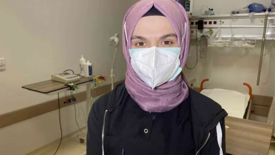 Gözleri döndü! Hastanede tekmeli yumruklu saldırı!