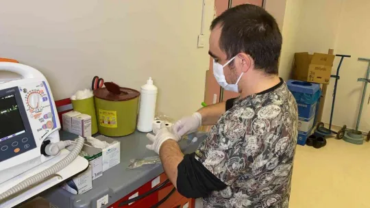 Gözleri döndü! Hastanede tekmeli yumruklu saldırı!