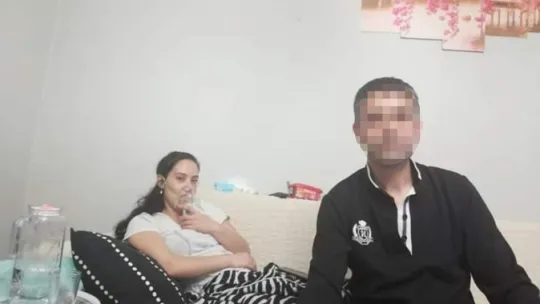 Eşini feci şekilde darp edip, bıçakla parmağını kesmeye çalıştı