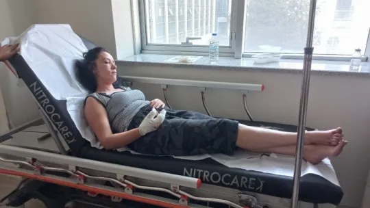 Eşini feci şekilde darp edip, bıçakla parmağını kesmeye çalıştı