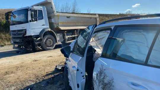 Gözüne güneş ışığı geldi, aracı hurdaya döndü!