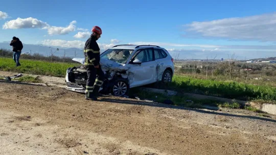 Gözüne güneş ışığı geldi, aracı hurdaya döndü!