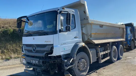 Gözüne güneş ışığı geldi, aracı hurdaya döndü!