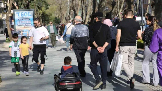 Güneşli havayı fırsat bilenler Cumhuriyet Bulvarı'nda yoğunluk oluşturdu