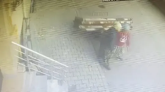 Güpegündüz hırsızlık: İki kadın dev panelleri çekçeke yükleyip götürdü