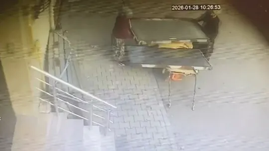 Güpegündüz hırsızlık: İki kadın dev panelleri çekçeke yükleyip götürdü