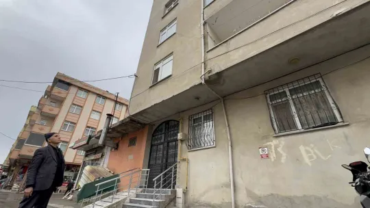 Güpegündüz hırsızlık: İki kadın dev panelleri çekçeke yükleyip götürdü