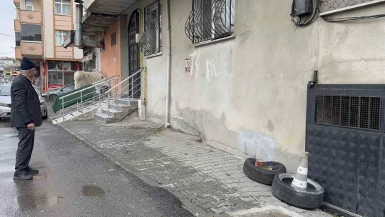 Güpegündüz hırsızlık: İki kadın dev panelleri çekçeke yükleyip götürdü