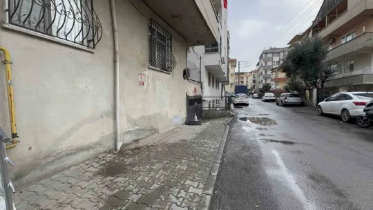 Güpegündüz hırsızlık: İki kadın dev panelleri çekçeke yükleyip götürdü