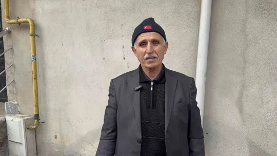 Güpegündüz hırsızlık: İki kadın dev panelleri çekçeke yükleyip götürdü