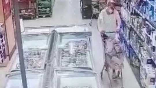 Güpegündüz marketten 3 bin liralık hırsızlık