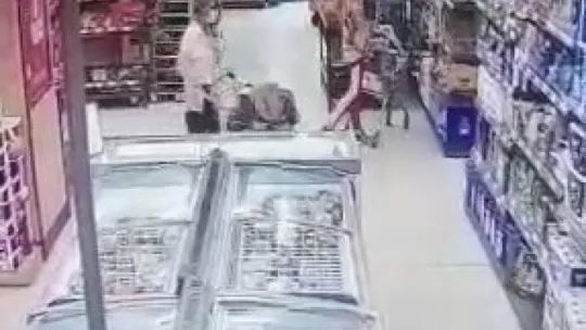 Güpegündüz marketten 3 bin liralık hırsızlık